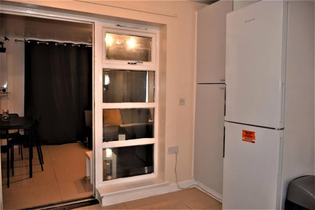 London 4 Bedroom House Exterior foto