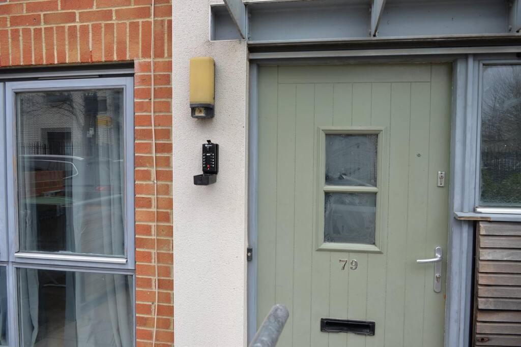 London 4 Bedroom House Exterior foto